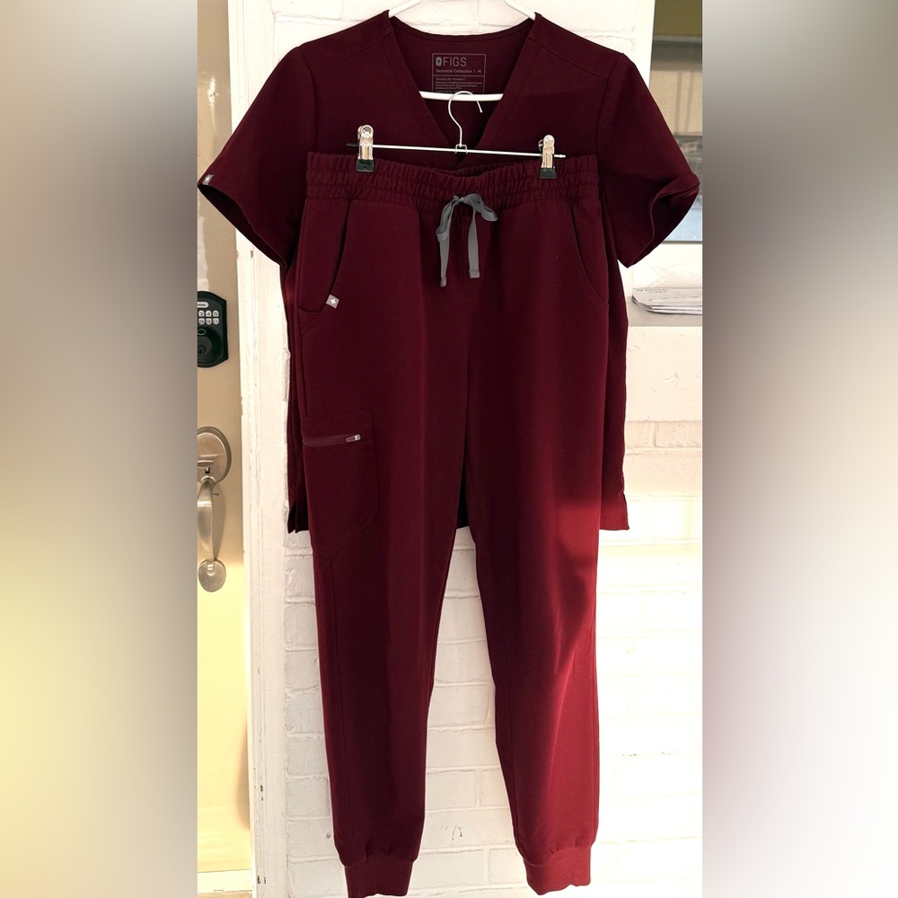 FIGS Burgundy Scrub Set - Catarina Top & Zamora Joggers - Medium